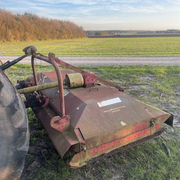 brugt traktor med klipper på mark